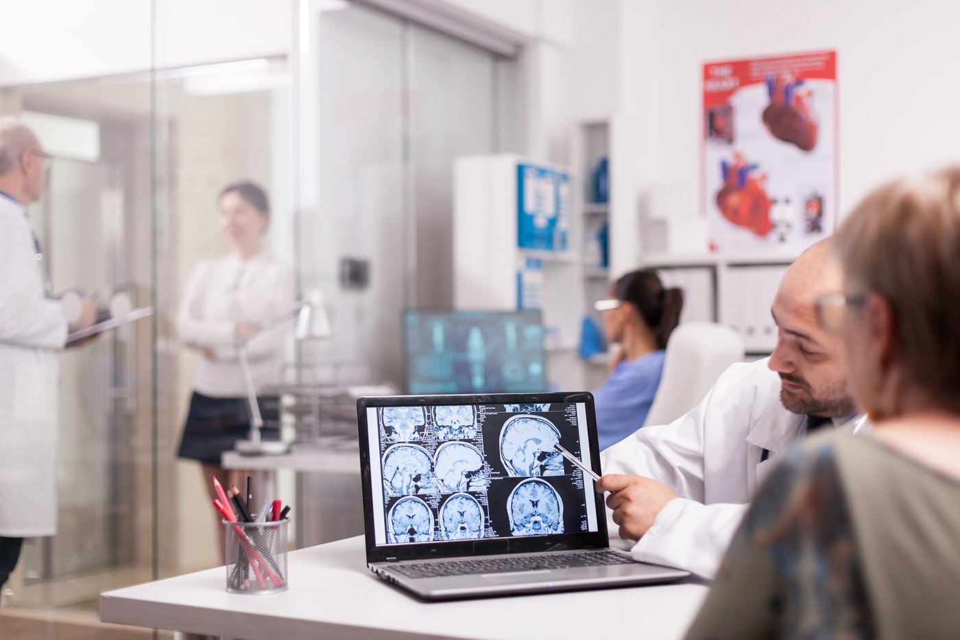 Equipo médico analizando imágenes diagnósticas en Nuscan